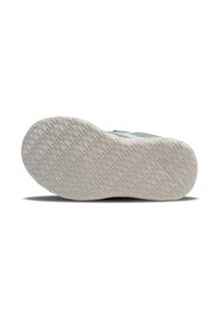 Suola di scarpa in gomma bianca con motivo di presa testurizzato. Accenti azzurri chiari e design della tomaia in rete visibili. Forma della punta arrotondata. Aspetto pulito e minimalista.