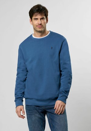 Niebieski sweatshirt z okrągłym dekoltem o teksturowanym wykończeniu, z prążkowanymi mankietami i dolnym brzegiem, z małym logo na klatce piersiowej. W połączeniu z dżinsami.