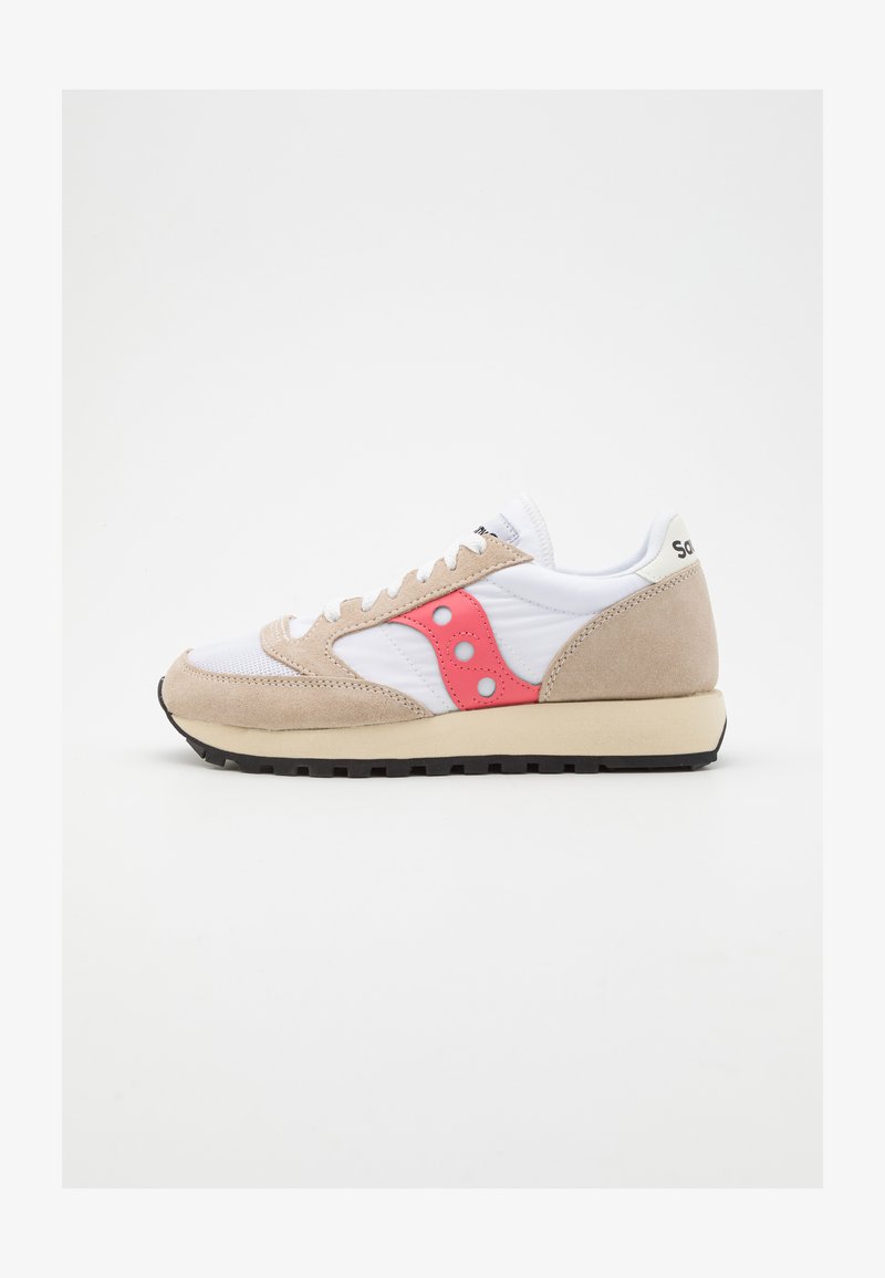 Sneaker mit einem Obermaterial aus beigem Wildleder und weißem Mesh, rosa Akzenten, runden Logodetails und einer schwarzen Gummisohle mit Profil.