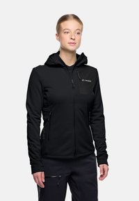 Giacca nera con zip e cappuccio, realizzata in un tessuto morbido. Presenta tasche con zip e un logo sul petto. Design aderente, aspetto elegante e moderno.