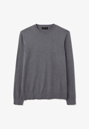 Maglione grigio a girocollo realizzato in morbido tessuto a maglia. Maniche lunghe, polsini e orlo a coste, con una texture liscia. L'etichetta riporta "PIOMBO."