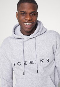 Jack & Jones STATE HOOD - Camisola - light grey melange