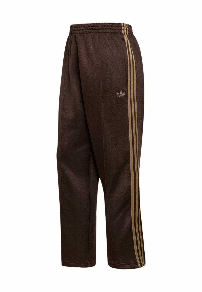 Braune Adidas Trainingshose mit elastischem Bund und goldenen Drei-Streifen-Details an den Seiten, mit dem Adidas-Trefoil-Logo auf einem Bein.