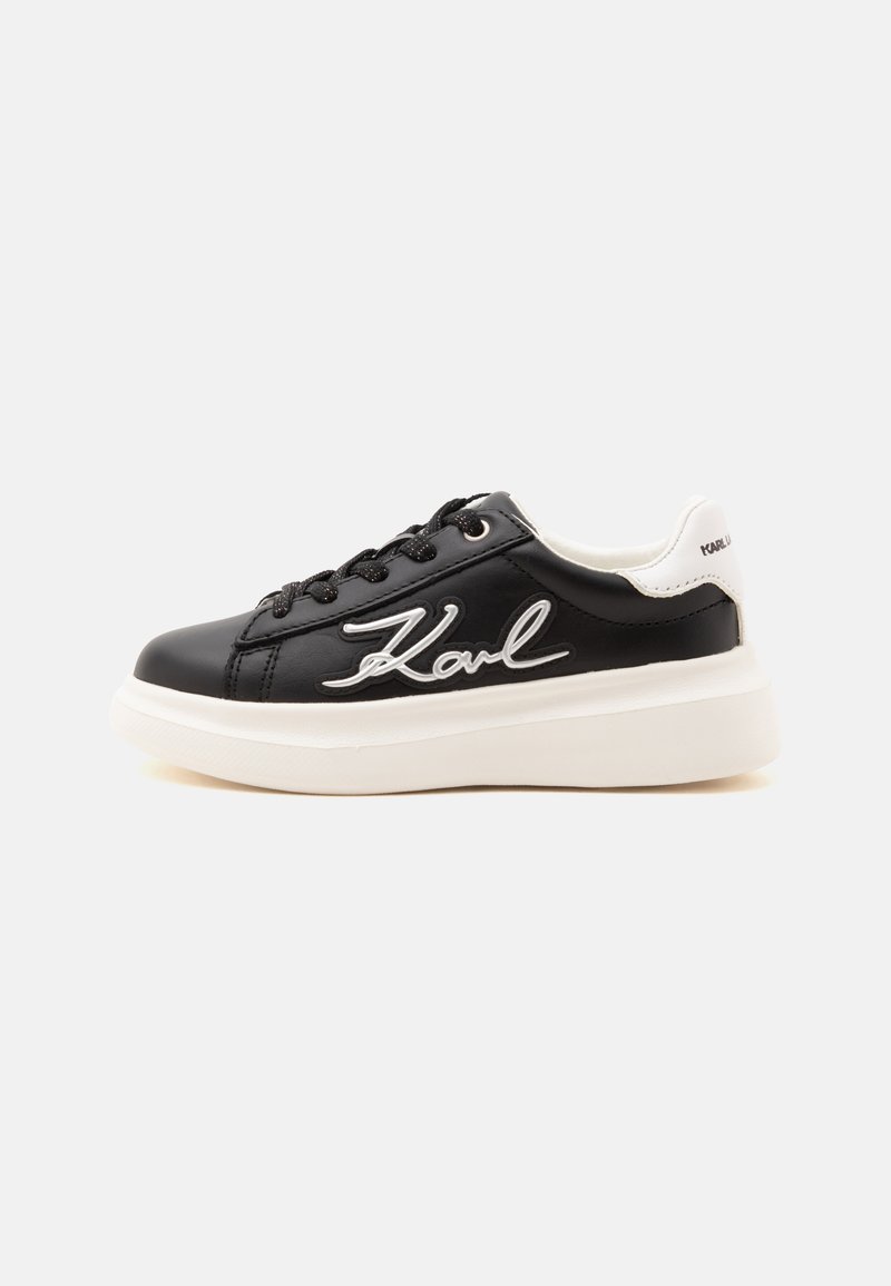 Μαύρο sneaker χαμηλού ύφους με λευκή παχιά σόλα, μαύρα κορδόνια, μεγάλο λευκό κείμενο "Karl" στο πλάι και λευκή ταμπέλα στη φτέρνα με το λογότυπο "Karl Lagerfeld.".