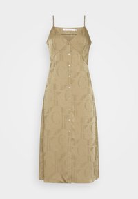 Béžové šaty s tenkými ramínky, s jemným vzorem loga po celém povrchu, volnější střih a zapínání na knoflíky vpředu. Vyrobeno z hladkého materiálu.