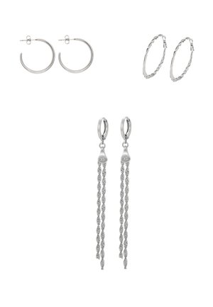 Drie paar zilveren oorbellen: gladde ronde ringen, gedraaide textuurringen en lange ringen met hangende gedraaide kettingen.