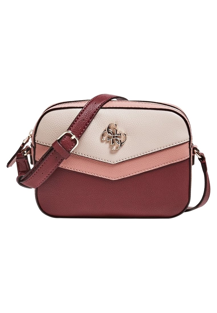 Kompakti olkalaukku, jossa on teksturoitu viininpunainen pohja, vaaleanpunainen ja kerma etupaneeli, kultainen logovälke ja säädettävä olkahihna.