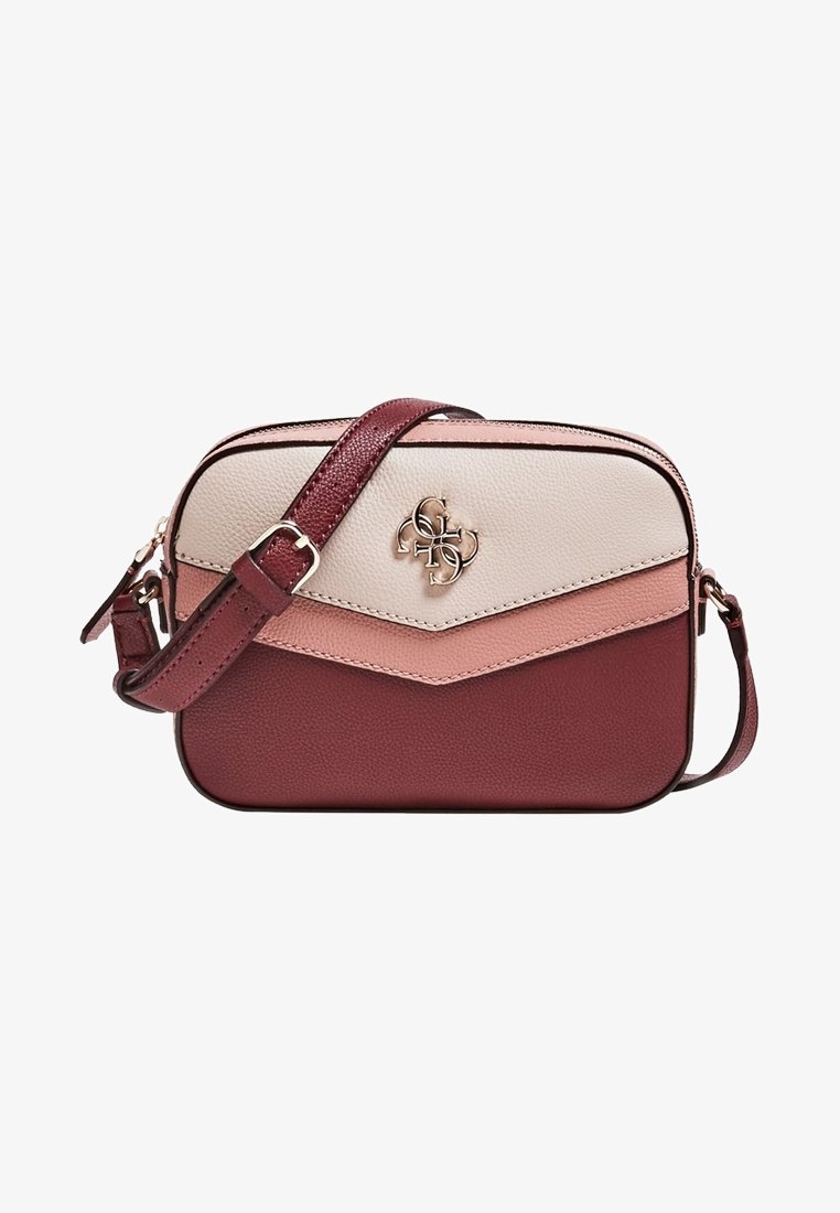Kompakti olkalaukku, jossa on teksturoitu viininpunainen pohja, vaaleanpunainen ja kerma etupaneeli, kultainen logovälke ja säädettävä olkahihna.