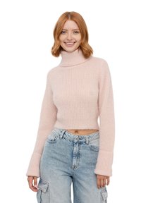 Maglioncino cropped rosa chiaro realizzato in morbido tessuto a maglia testurizzato. Il maglione presenta un alto collo a dolcevita e ampie maniche a costine.