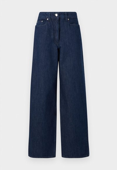 Visoko pasovi, temno modri široki kavbojki z gumbnim zapiranjem, sprednjimi žepi in zankami za pas na beli podlagi.