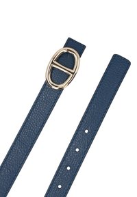 Marineblåt tekstureret læderbælte med guldfarvet ovalt spænde og fem justeringshuller på hvid baggrund.