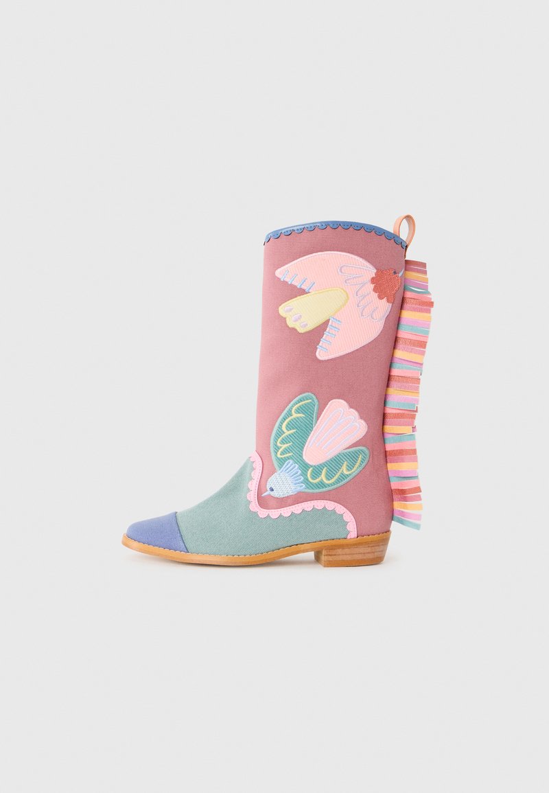 Kozaki do kolan wykonane z tkaniny w różowym, zielonym i niebieskim kolorze, ozdobione haftowanymi wzorami ptaków. Posiadają falbaniasty brzeg oraz kolorowy paskowany akcent z tyłu.