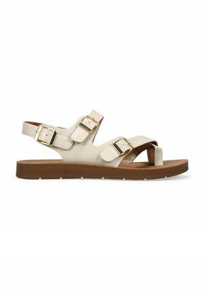 Sandalias de cuero beige con tres correas ajustables, acentos de hardware dorado y una suela de goma marrón. Diseño de punta abierta y estilo plano.