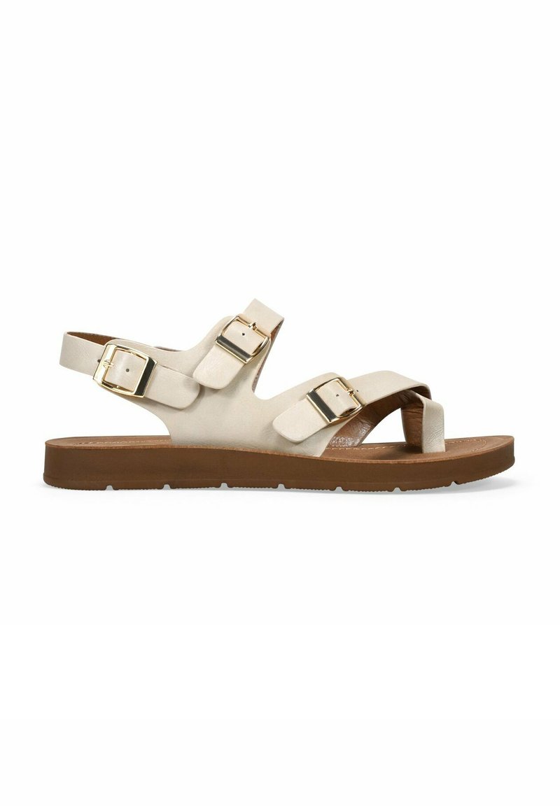 Beige Leder-Sandalen mit drei verstellbaren Riemen, goldenen Hardware-Akzenten und einer braunen Gummisohle. Offenes Zehendesign und flacher Stil.