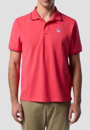 Polo rosso a tinta unita, maniche corte e colletto. Presenta un bordo a contrasto e un piccolo logo rotondo sul petto.