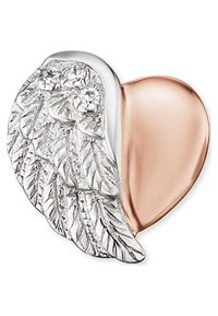 Herzanhänger aus Silber und Roségold mit texturierten Flügeldetails, verziert mit kleinen klaren Edelsteinen, die polierte und matte Oberflächenkombinationen aufweisen.