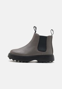 Botín Chelsea de cuero gris con panel lateral elástico, tira de tracción, punta redondeada y suela de goma negra texturizada con tacos antideslizantes.