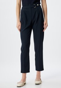 Pantalones de talle alto color marino con cintura con cinturón, pliegues en la parte frontal y piernas rectas y ajustadas; fabricados en tejido suave.