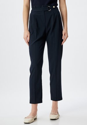 Pantalons taille haute bleu marine avec une taille cintrée, des plis à l'avant et des jambes droites et fuselées ; fabriqués en tissu lisse.