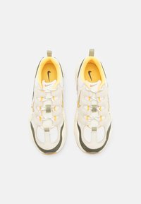 Nike Sportswear WMNS TECH HERA - Tossud - sail/coconut milk/cargo khaki/neutral olive-gum lt brown-citron pulse