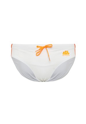 Caleçons de bain blancs avec des accents oranges, dotés d'une fermeture à cordon et d'un logo. Le matériau est lisse avec un design ajusté.