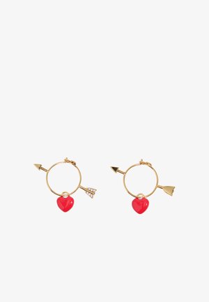 Gouden oorringen in de vorm van pijlen met rode hartbedels, waarvan één met kristaldetails op de pijlvanger.