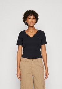Tommy Hilfiger SLIM CODY V NECK - Basic T-shirt - desert sky