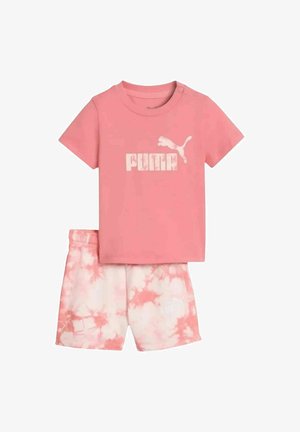 Różowa koszulka z krótkim rękawem dla malucha z logo Puma, zestawiona z różowo-białymi krótkimi spodniami z elastycznym paskiem w stylu tie-dye.
