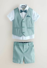 Šviesiai žalia kūdikių apranga su derančia liemene, šortais, balta trumpomis rankovėmis marškinėliais, dryžuotu peteliškė ir kišenės lakštu.