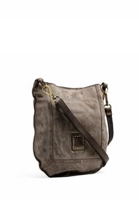 Borsa a spalla in pelle marrone con finiture texture, dotata di una placca metallica decorativa e di una lunga tracolla regolabile.