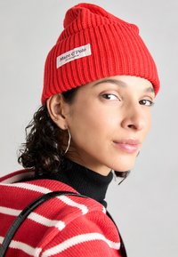 Unselected, poppy red