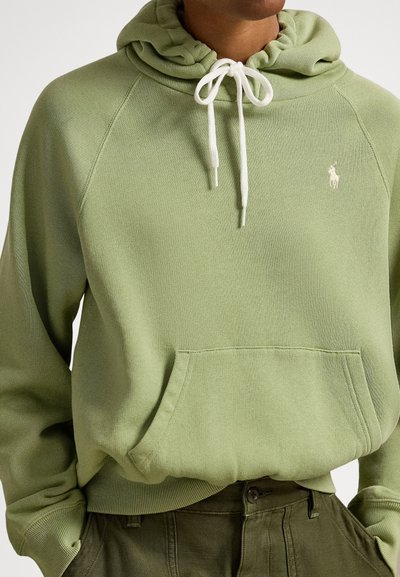Sweatshirt com capuz verde claro, com cordão no capuz, bolso canguru, punhos e bainha canelados, apresentando um pequeno logótipo branco no peito.