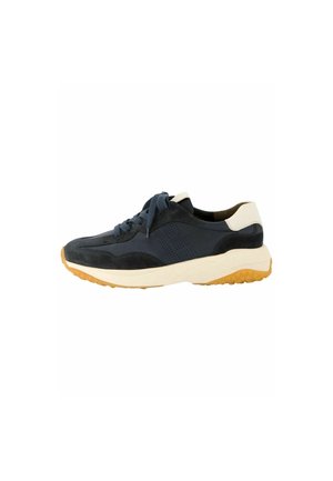 Marineblaue Wildleder- und Mesh-Sneaker mit einem weißen Fersenelement und einer strukturierten Gummisohle. Verfügt über runde Schnürsenkel und durchbrochene Details.