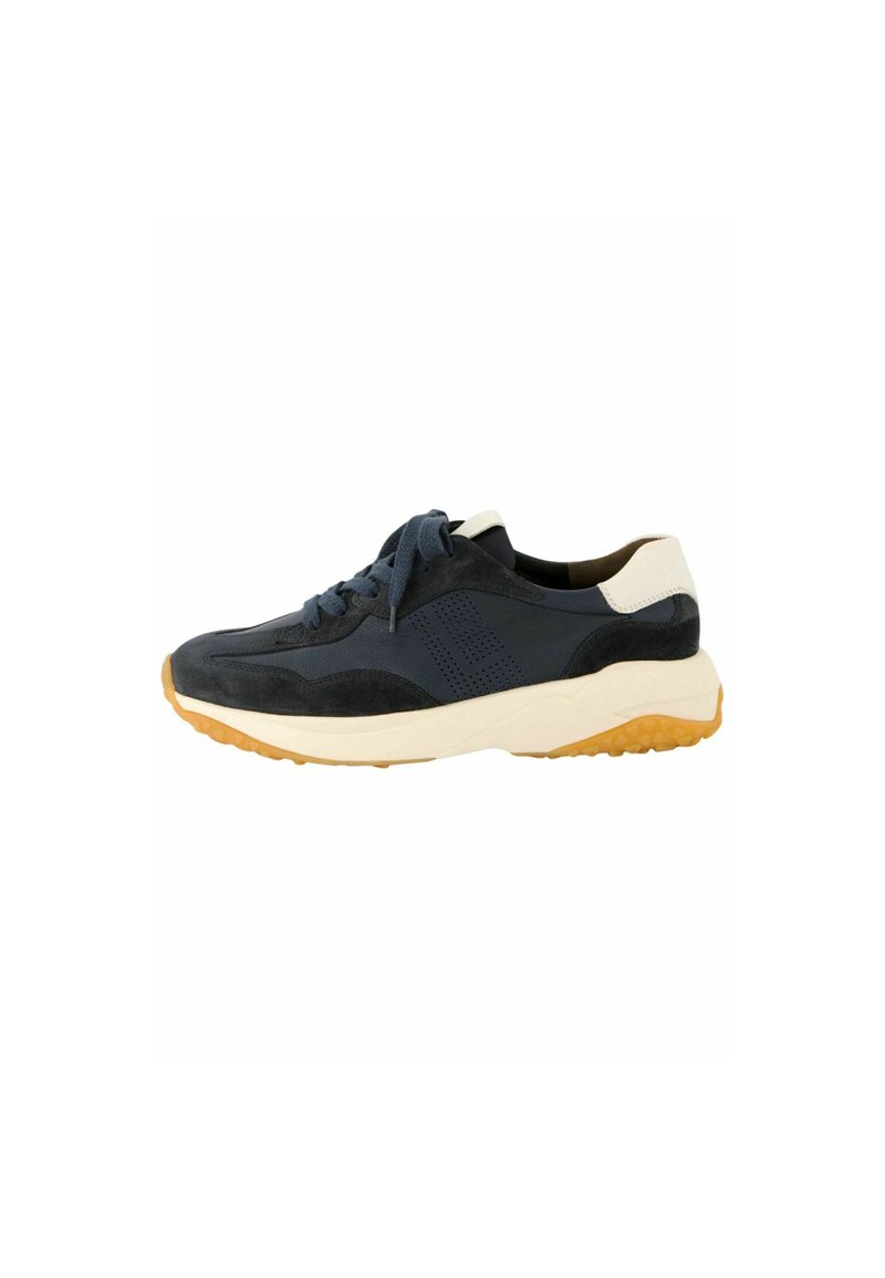 Zapatilla de ante y malla en azul marino con un acento en el talón blanco y una suela de goma texturizada. Presenta cordones redondos y detalles perforados.