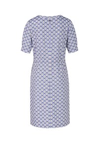 Blaue gemusterte Kleid mit kurzen Ärmeln, einer figurbetonten Silhouette und einem knöpfbaren Rücken, der mit floralem und geometrischem Design verziert ist.