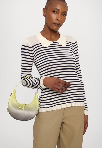Maglione a maniche lunghe a righe con colletto bianco e orlo scallop, abbinato a una borsa curva verde e grigia sfumata.