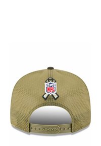 Olivenfarbene Baseballmütze mit Netzstruktur, ausgestattet mit einem bestickten NFL-Logo und einem Snapback-Verschluss.
