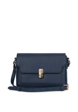 Donkerblauwe leren crossbodytas met gouden sluiting en verstelbare schouderriem, rechthoekige vorm, gestructureerd oppervlak en detail van voorvak.