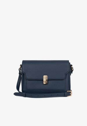 Donkerblauwe leren crossbodytas met gouden sluiting en verstelbare schouderriem, rechthoekige vorm, gestructureerd oppervlak en detail van voorvak.