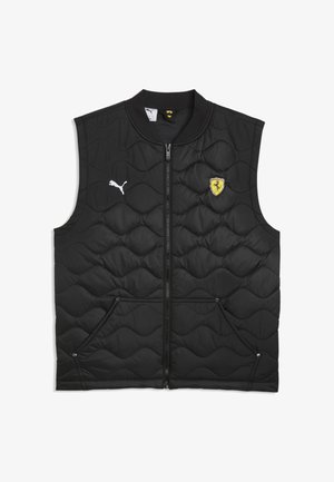 Czarna pikowana kamizelka bez rękawów z zamkiem błyskawicznym z przodu, logo Puma na lewej piersi i logo tarczy Ferrari na prawej piersi.