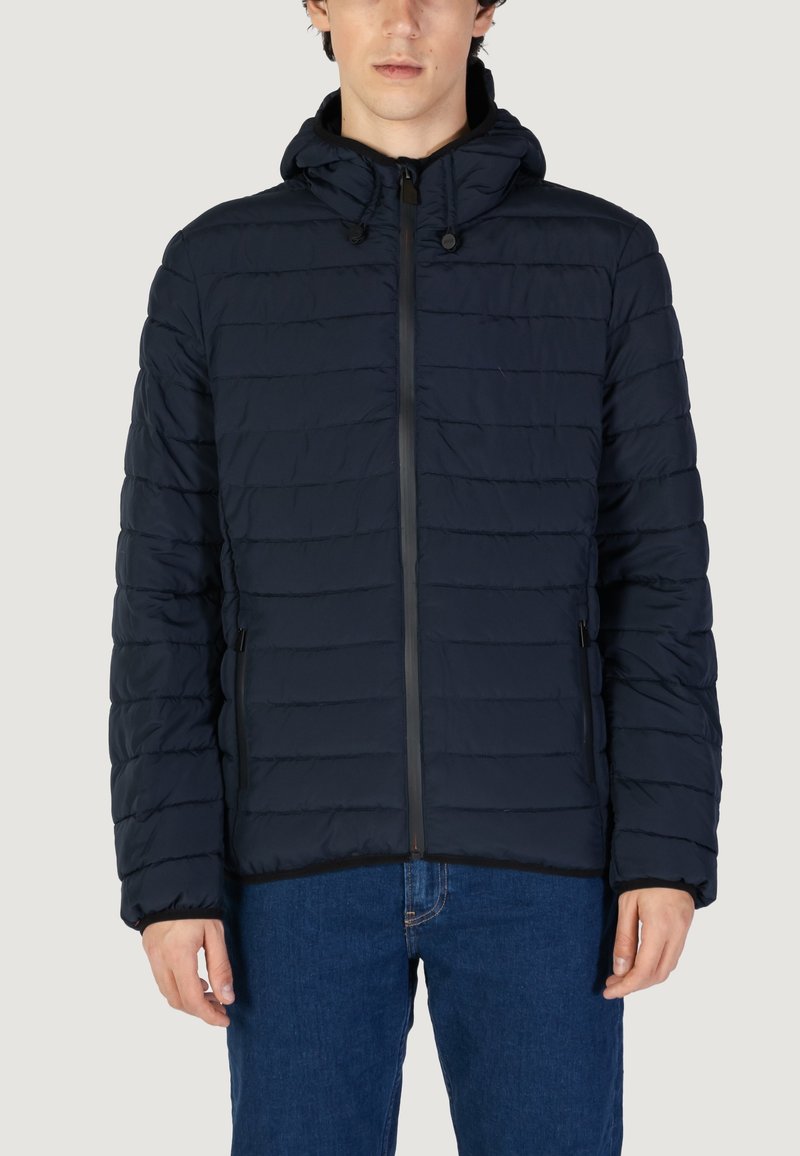 Giubbotto imbottito blu con motivo a righe orizzontali, cerniera frontale e cappuccio regolabile. Realizzato in materiale sintetico, leggero e caldo.