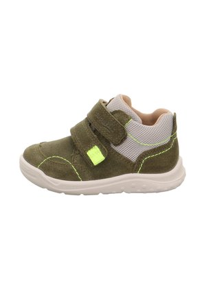 Grüne Wildleder-Sneaker für Kinder mit Netzakzenten, weißer Sohle, Klettverschluss und leuchtend gelben Stitching-Details. Glatte Textur, niedrig geschnittenes Design.