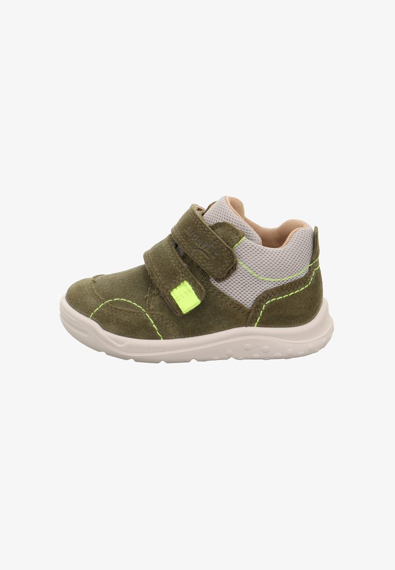 Grüne Wildleder-Sneaker für Kinder mit Netzakzenten, weißer Sohle, Klettverschluss und leuchtend gelben Stitching-Details. Glatte Textur, niedrig geschnittenes Design.