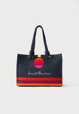 Tengerészkék színű válltáska vastag kötélfogantyúval, piros és narancssárga csíkokkal alul, és egy naplementés grafika a „Sunset Paradise“ felirat felett elöl.