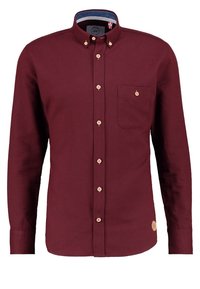 Camicia a maniche lunghe bordeaux con taschino, colletto interno blu a contrasto e bottoni in legno. Texture liscia e vestibilità su misura.