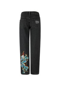 Jeans de mezclilla negra con un detallado bordado de un dragón azul y rojo en la pierna izquierda y un logo blanco en el bolsillo trasero derecho.