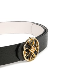 Svart läderbälte med en strukturerad yta. Har en rund, guldfärgad spänne med en intrikat filigran-design. Den inre sidan är slät.
