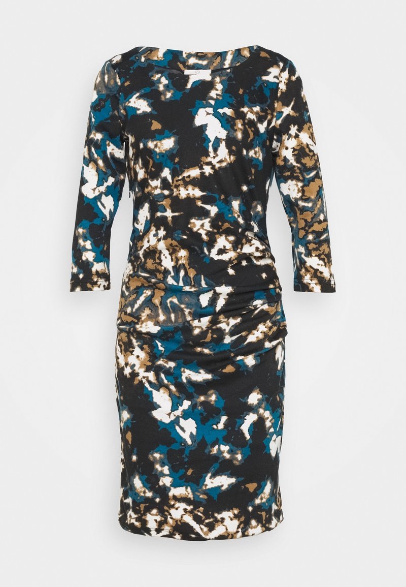 Robe mi-longue à motifs abstraits noirs, bleus, blancs et bruns, manches 3/4 et détail froncé sur la hanche droite.