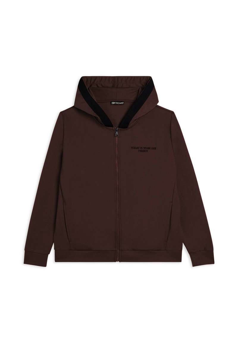 Hoodie zippé marron avec une capuche à bord noir, comportant un slogan brodé sur la poitrine et des manches longues. Texture de tissu lisse.