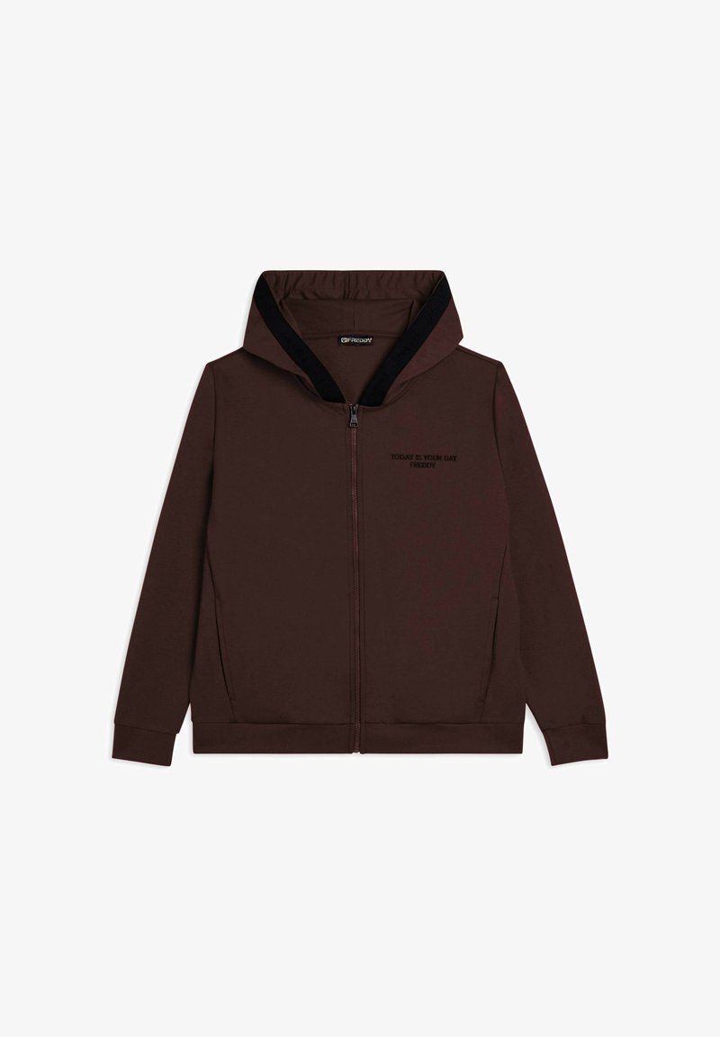 Hoodie zippé marron avec une capuche à bord noir, comportant un slogan brodé sur la poitrine et des manches longues. Texture de tissu lisse.